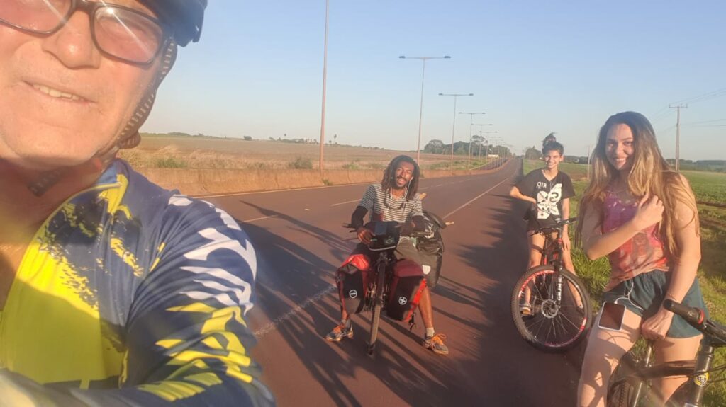 Viajando pelo mundo, ciclista Marroquino descansa em Dourados rumo à Patagônia