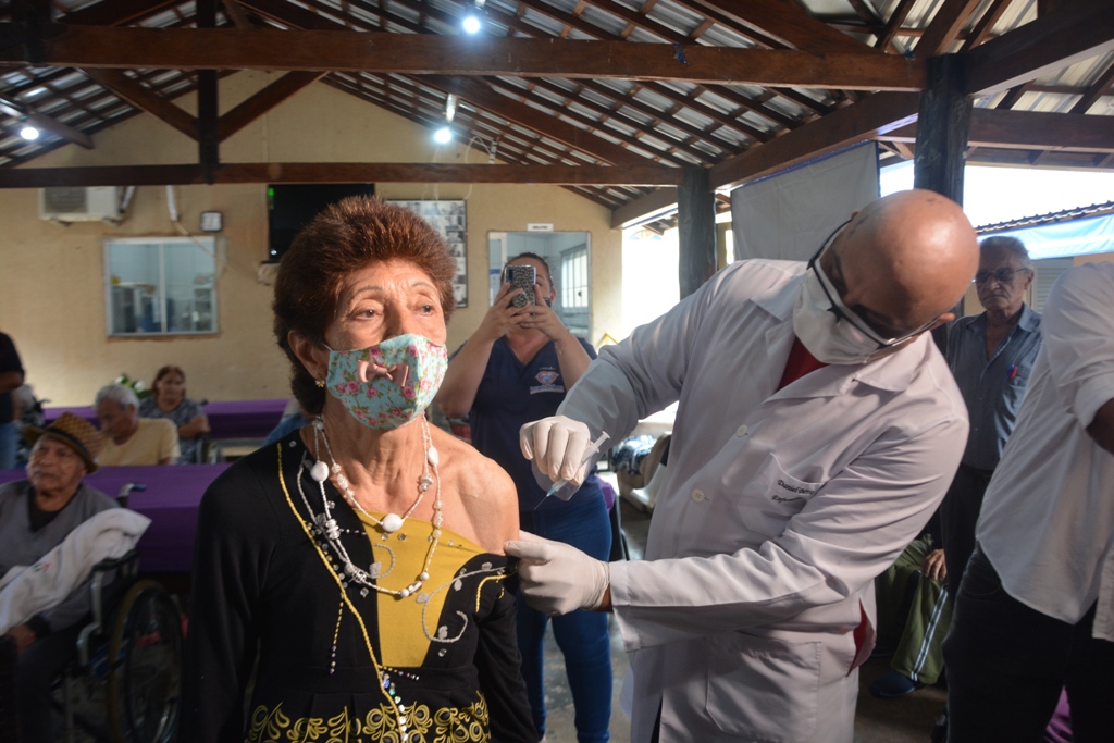 Covid-19: emoção e esperança marcam início da vacinação em Dourados