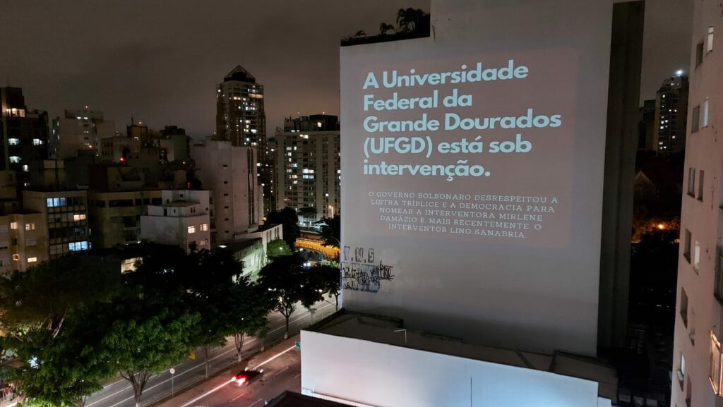 Edifício paulistano ‘projeta’ e denuncia golpe na UFGD e o caso ganha dimensão