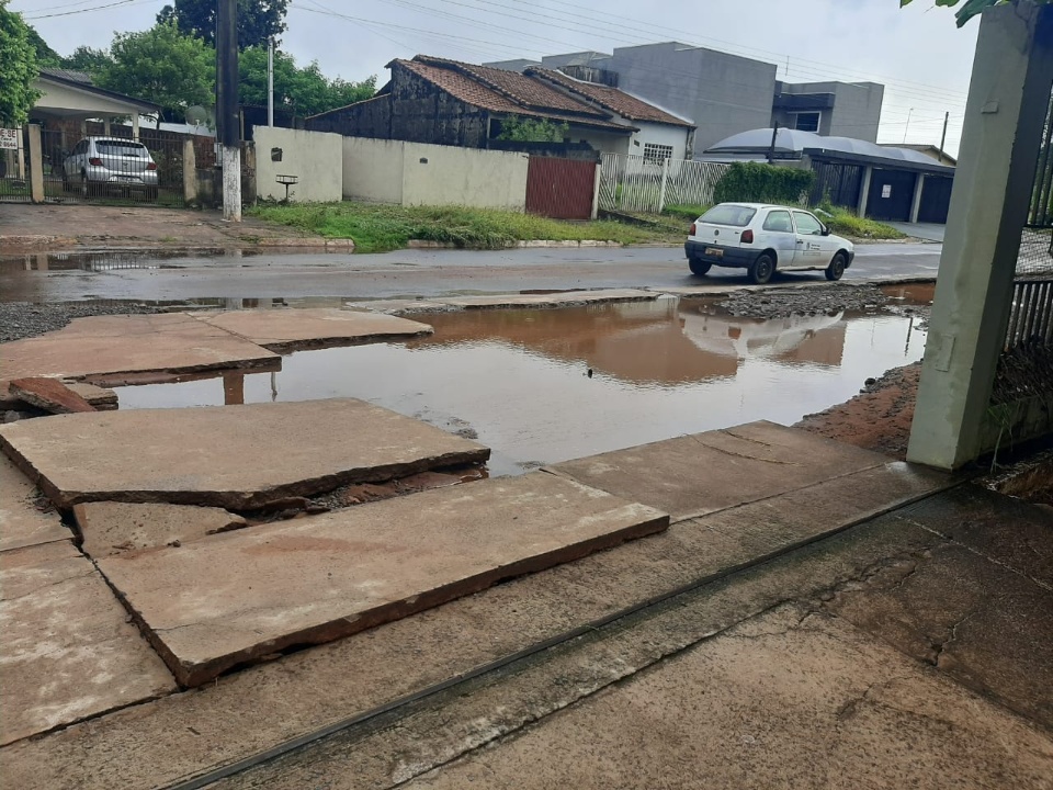 Chuvas da madrugada desta quarta causam alagamentos de residências, em Amambai