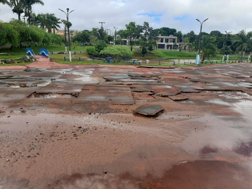 Chuvas da madrugada desta quarta causam alagamentos de residências, em Amambai
