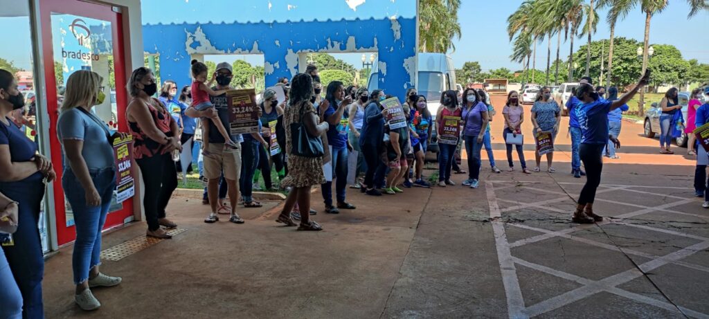 Dourados: depois de visitar escolas e Ceims, Simted protesta na frente da Prefeitura