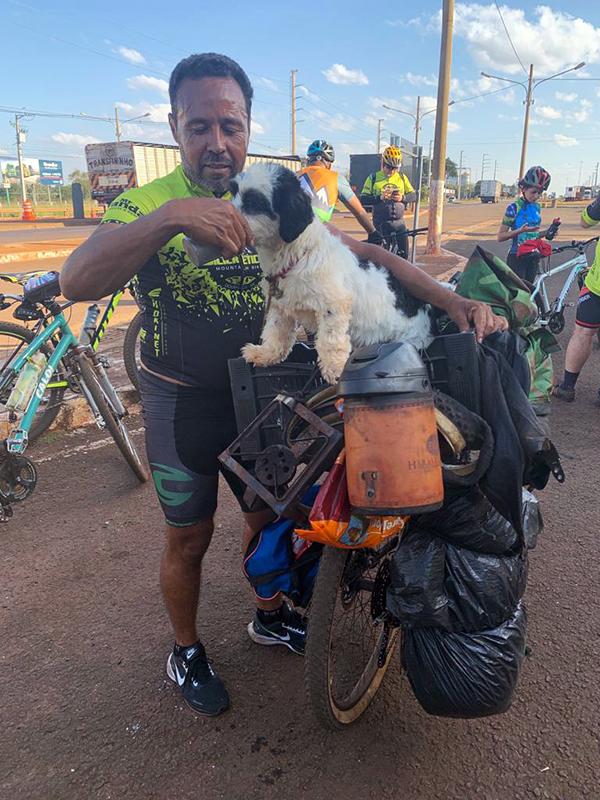 “Faria tudo de novo”, diz douradense que pedalou ida e volta do RJ com seu pet