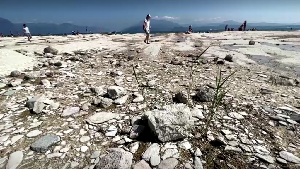 Seca faz surgir praia rochosa em lago na Itália