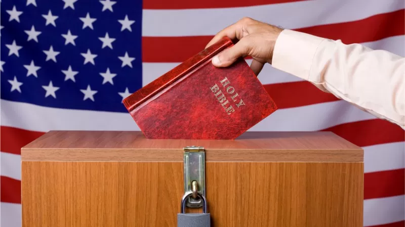 Como religião dominou política nos EUA, mesmo com menor crença em Deus em 8 décadas Como religião dominou política nos EUA, mesmo com menor crença em Deus em 8 décadas