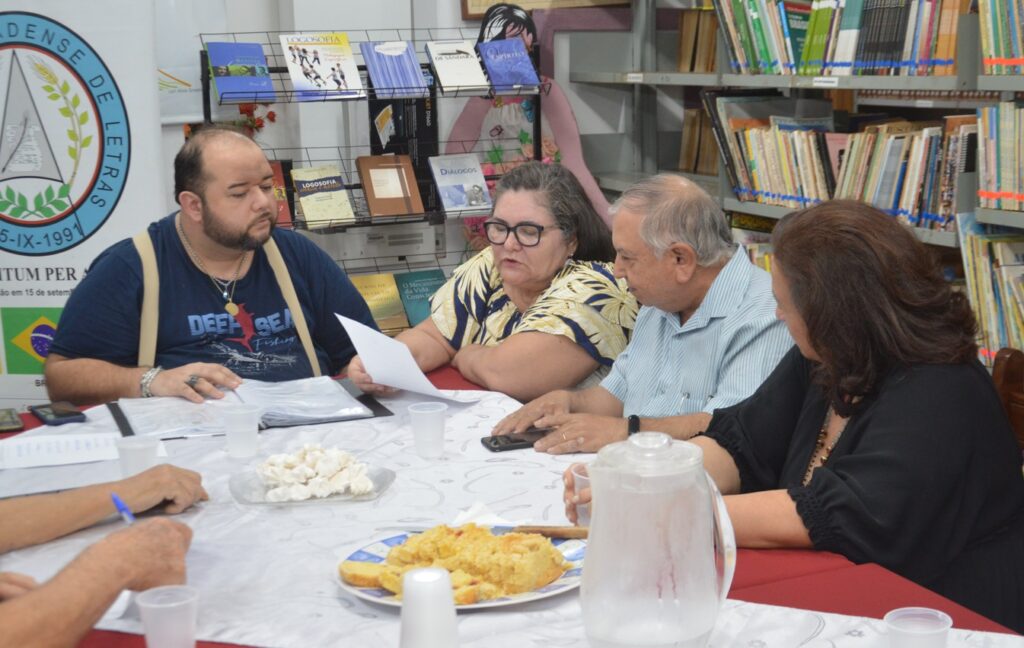 Academia Douradense de Letras elege nova diretoria e empossa novos membros Academia Douradense de Letras elege nova diretoria e empossa novos membros