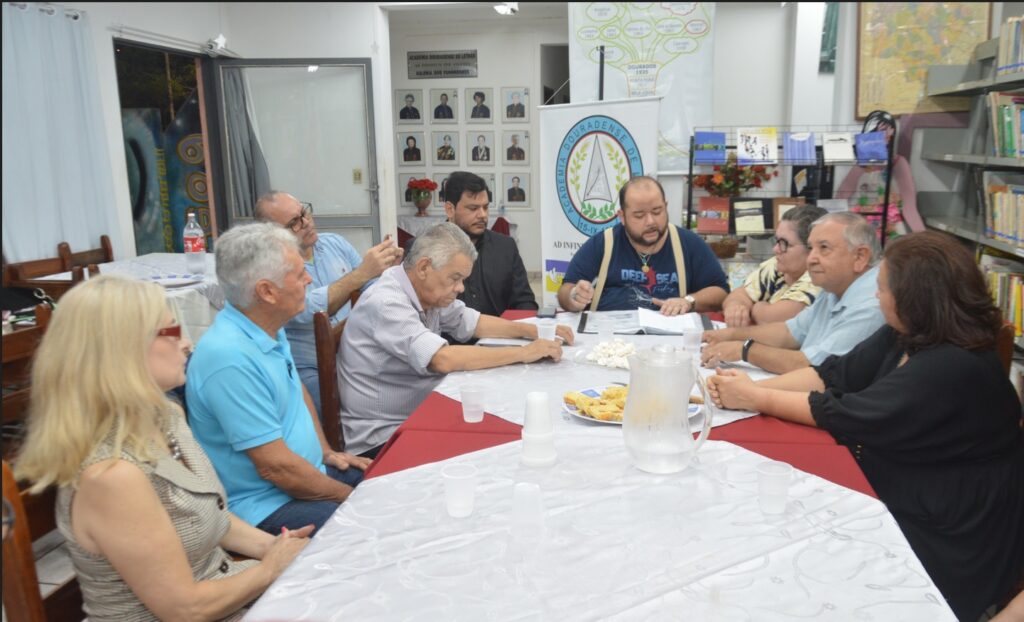 Academia Douradense de Letras elege nova diretoria e empossa novos membros Academia Douradense de Letras elege nova diretoria e empossa novos membros