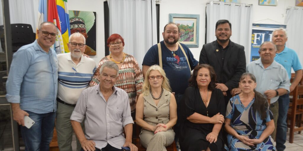 Academia Douradense de Letras elege nova diretoria e empossa novos membros Academia Douradense de Letras elege nova diretoria e empossa novos membros