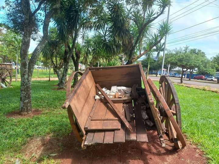Dourados: Prefeitura restaura carreta de boi doada em setembro de 2002
