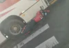 MS: ônibus arrasta motocicleta por 5 metros e rapaz pula de moto em movimento 