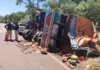 MS: caminhão tomba com 35 toneladas de melancia e proprietário doa carga
