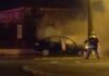Dourados: motorista em fuga, colide com carro, moto e poste e Fiesta pega fogo