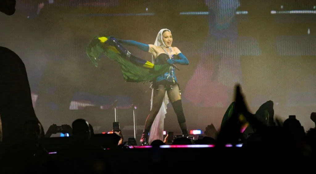 Show de Madonna reúne 1,6 milhão de pessoas no Rio, o maior público da carreira da cantora