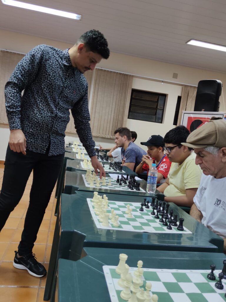 Mestre Tiago Pereira Rodrigues conquista Dourados com Xadrez e palestra inspiradora Mestre Tiago Pereira Rodrigues conquista Dourados com Xadrez e palestra inspiradora