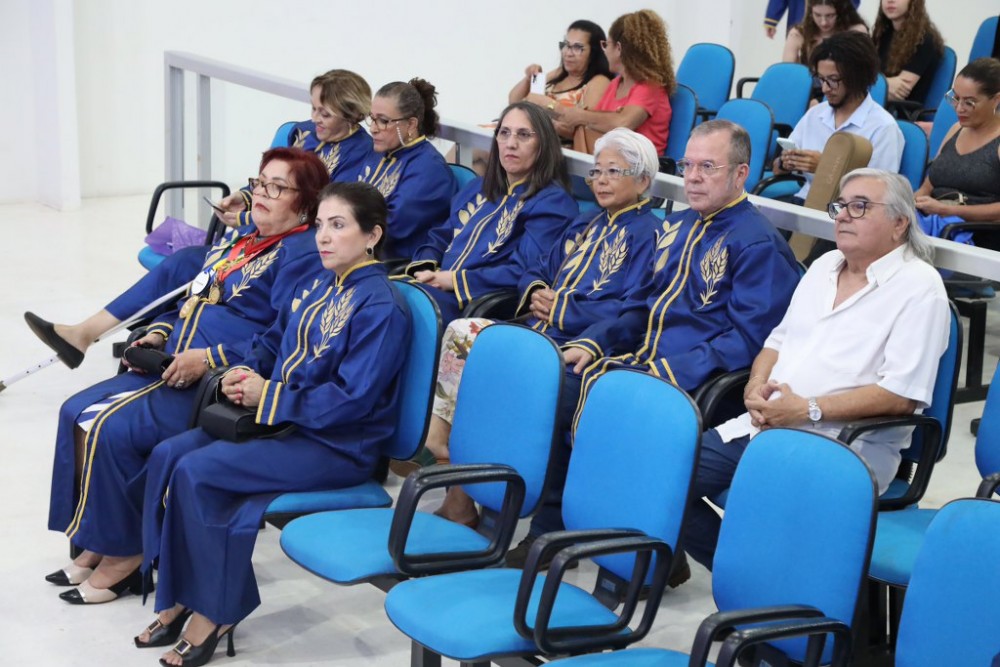 Em noite memorável, com discurso em versos, ALBD empossa novos membros