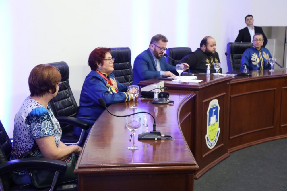 Em noite memorável, com discurso em versos, ALBD empossa novos membros Em noite memorável, com discurso em versos, ALBD empossa novos membros