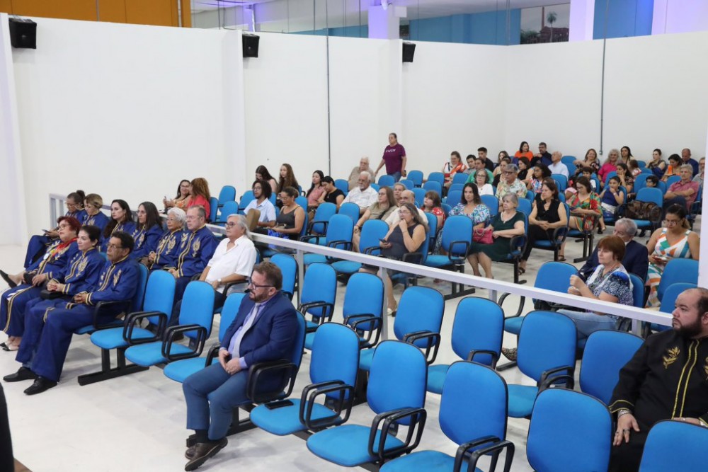 Em noite memorável, com discurso em versos, ALBD empossa novos membros