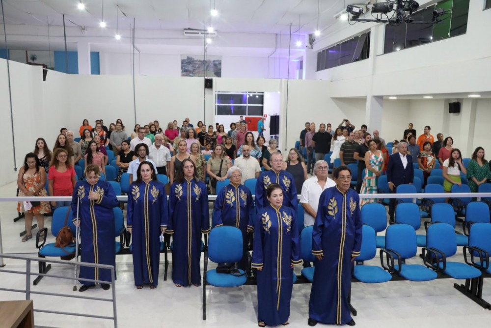 Em noite memorável, com discurso em versos, ALBD empossa novos membros