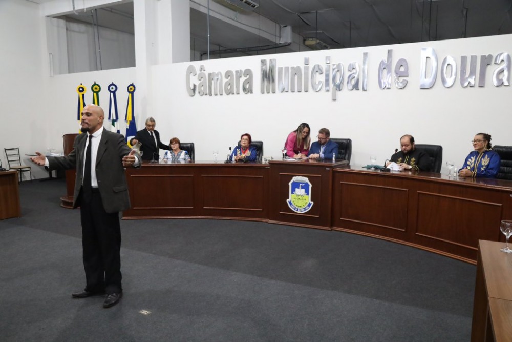 Em noite memorável, com discurso em versos, ALBD empossa novos membros