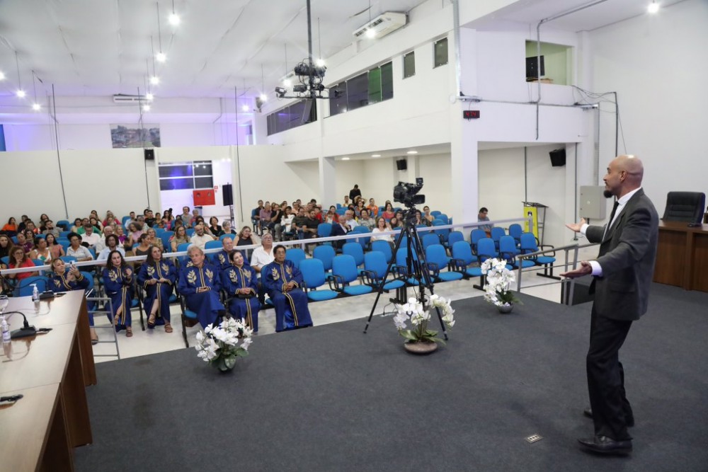 Em noite memorável, com discurso em versos, ALBD empossa novos membros Em noite memorável, com discurso em versos, ALBD empossa novos membros