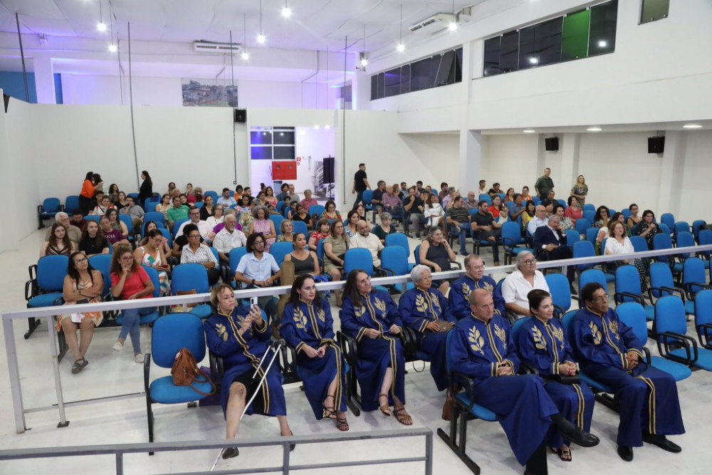 Em noite memorável, com discurso em versos, ALBD empossa novos membros