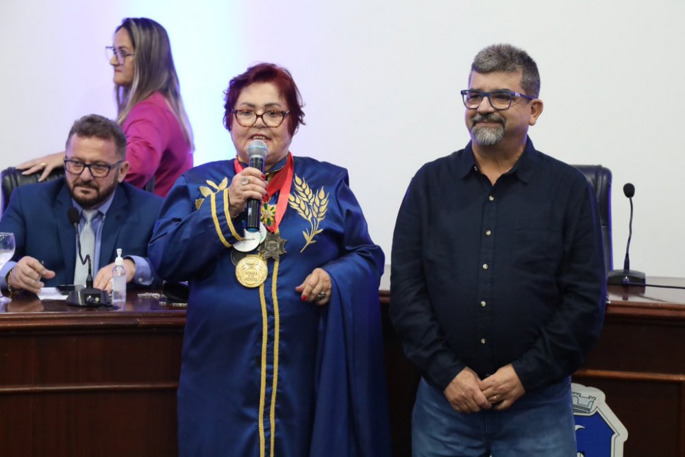 Em noite memorável, com discurso em versos, ALBD empossa novos membros