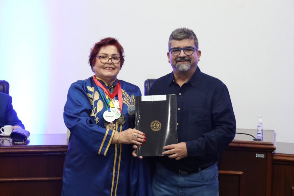 Em noite memorável, com discurso em versos, ALBD empossa novos membros