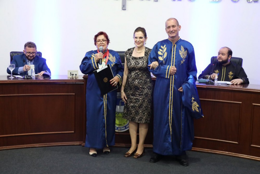 Em noite memorável, com discurso em versos, ALBD empossa novos membros Em noite memorável, com discurso em versos, ALBD empossa novos membros