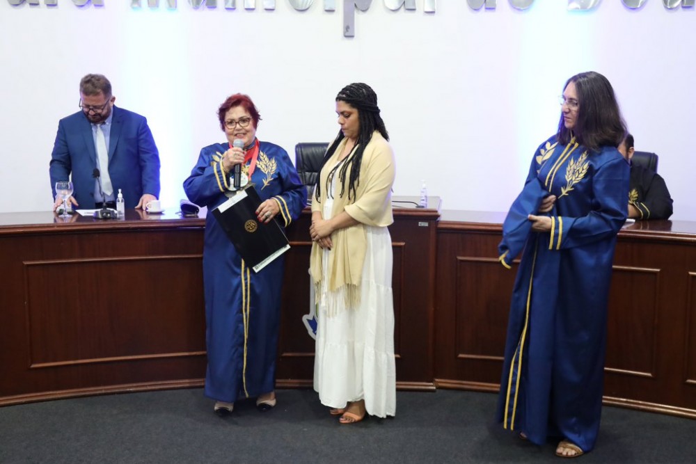 Em noite memorável, com discurso em versos, ALBD empossa novos membros Em noite memorável, com discurso em versos, ALBD empossa novos membros