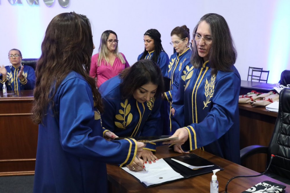 Em noite memorável, com discurso em versos, ALBD empossa novos membros