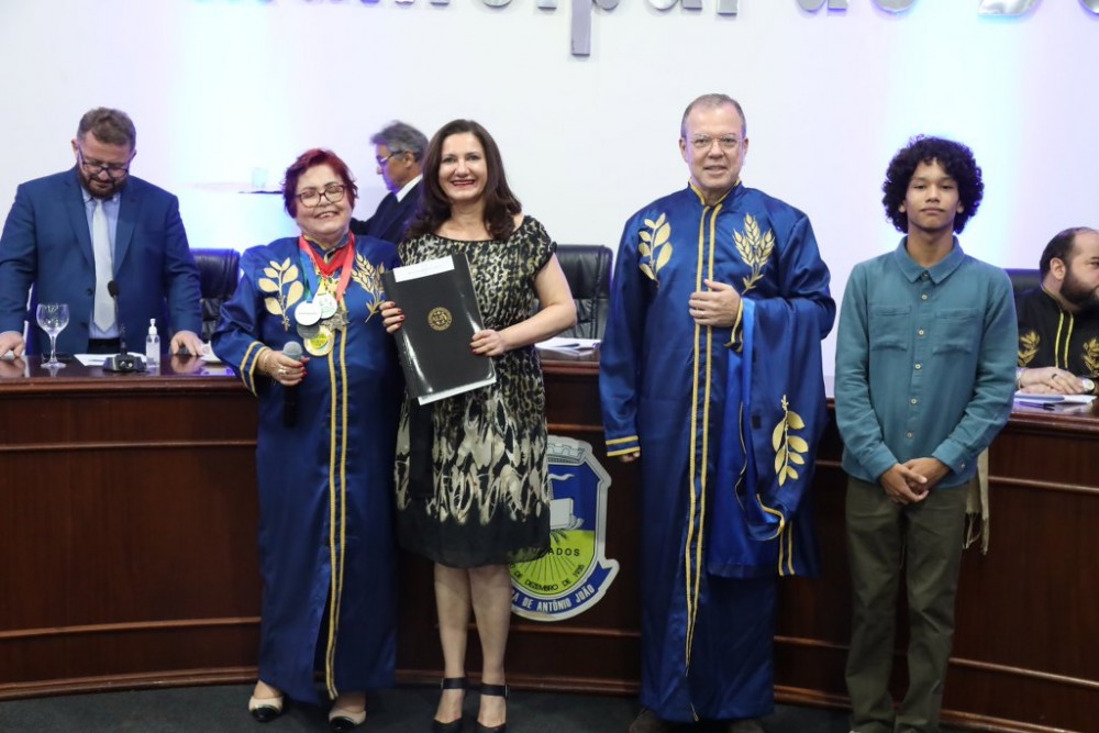 Em noite memorável, com discurso em versos, ALBD empossa novos membros