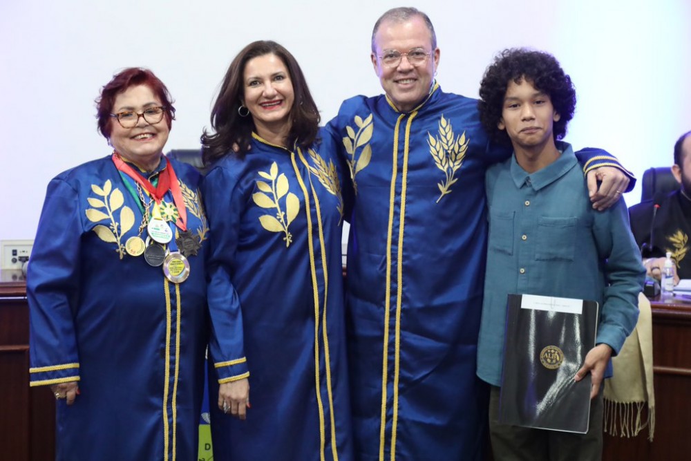 Em noite memorável, com discurso em versos, ALBD empossa novos membros