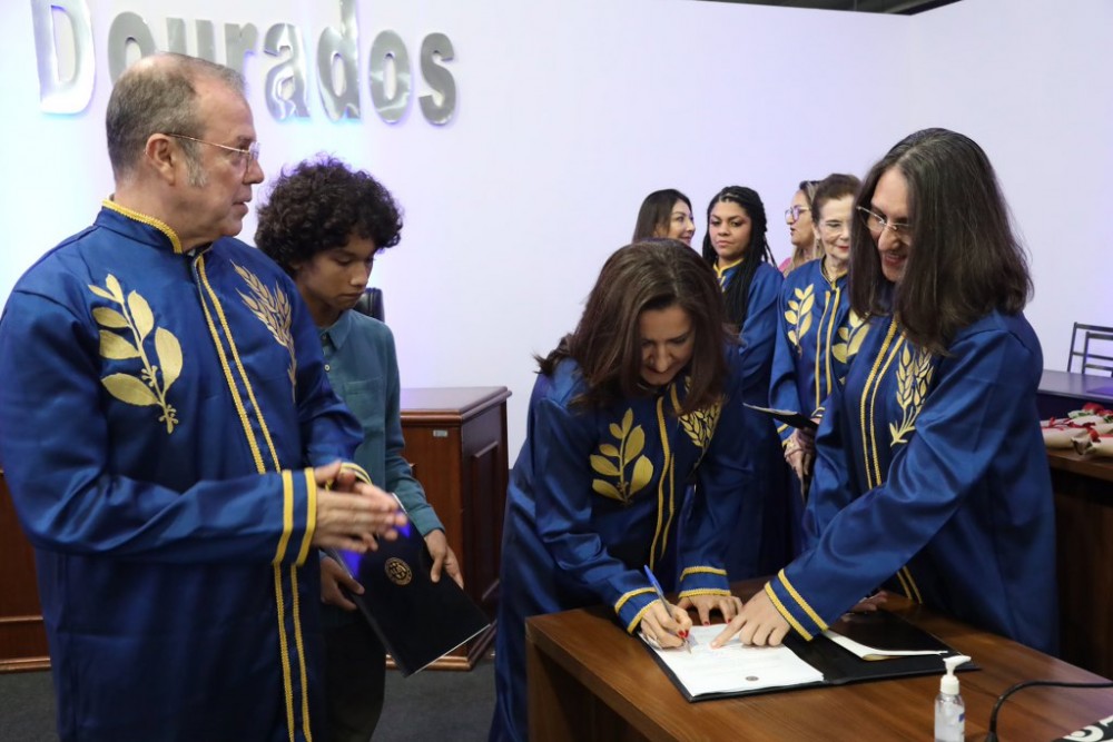 Em noite memorável, com discurso em versos, ALBD empossa novos membros