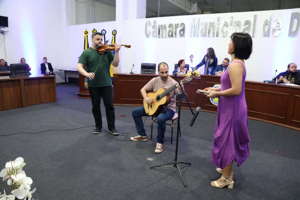 Em noite memorável, com discurso em versos, ALBD empossa novos membros