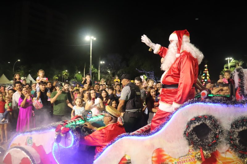 Dourados Brilha 2024 começa com queima de fogos e chegada do Papai Noel Dourados Brilha 2024 começa com queima de fogos e chegada do Papai Noel