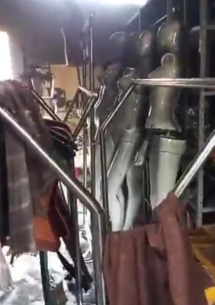 Vídeo: Corpo de Bombeiros de Dourados controla incêndio em loja no centro da cidade Vídeo: Corpo de Bombeiros de Dourados controla incêndio em loja no centro da cidade