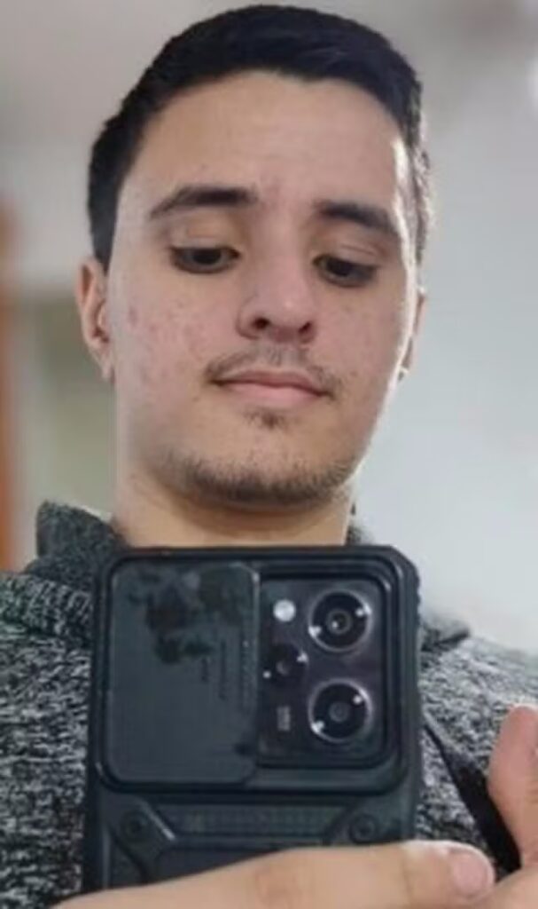 Uma jovem foi salva pela mãe após ser atacada, estrangulada e agredida pelo ex-namorado Uma jovem foi salva pela mãe após ser atacada, estrangulada e agredida pelo ex-namorado