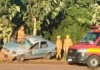 Veículo bate em árvore, motorista é lançado e morre em rodovia na fronteira