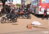 MS: jovem derrapa em monte de areia e é atropelada por ônibus coletivo