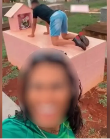Jovens debocham e dançam em cima de túmulo Jovens debocham e dançam em cima de túmulo