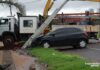 MS: motorista perde controle e arrebenta poste; veículo aquaplanou