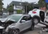 Carros ficam destruídos após baterem em cruzamento