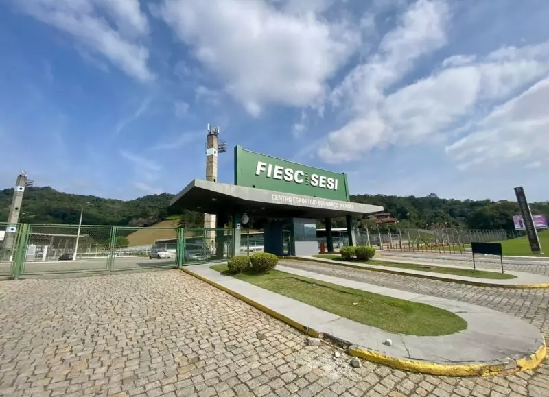 Professor do SESI é demitido após agredir aluno que desobedeceu regra em piscina (Vídeo) Professor do SESI é demitido após agredir aluno que desobedeceu regra em piscina (Vídeo)