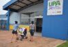 Jovem fica ferido após acidente em frente a clube em Dourados; motorista foge