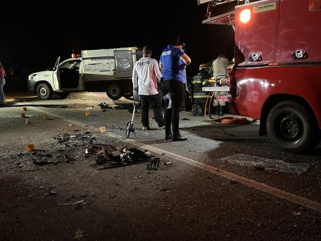 Idosos e bebê morrem em grave acidente entre 3 veículos em; veja as fotos Idosos e bebê morrem em grave acidente entre 3 veículos em; veja as fotos