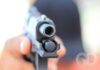 Homem de 32 anos leva vários tiros dentro de casa