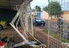 MS: motorista invade garagem, atropela morador de rua e foge deixando placa do carro