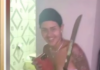 'Boneca do Mal' mata rival por ciúmes e debocha com facão nas redes sociais