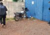 Motociclista morre após bater em muro perto de lombada recém-instalada (Vídeo)