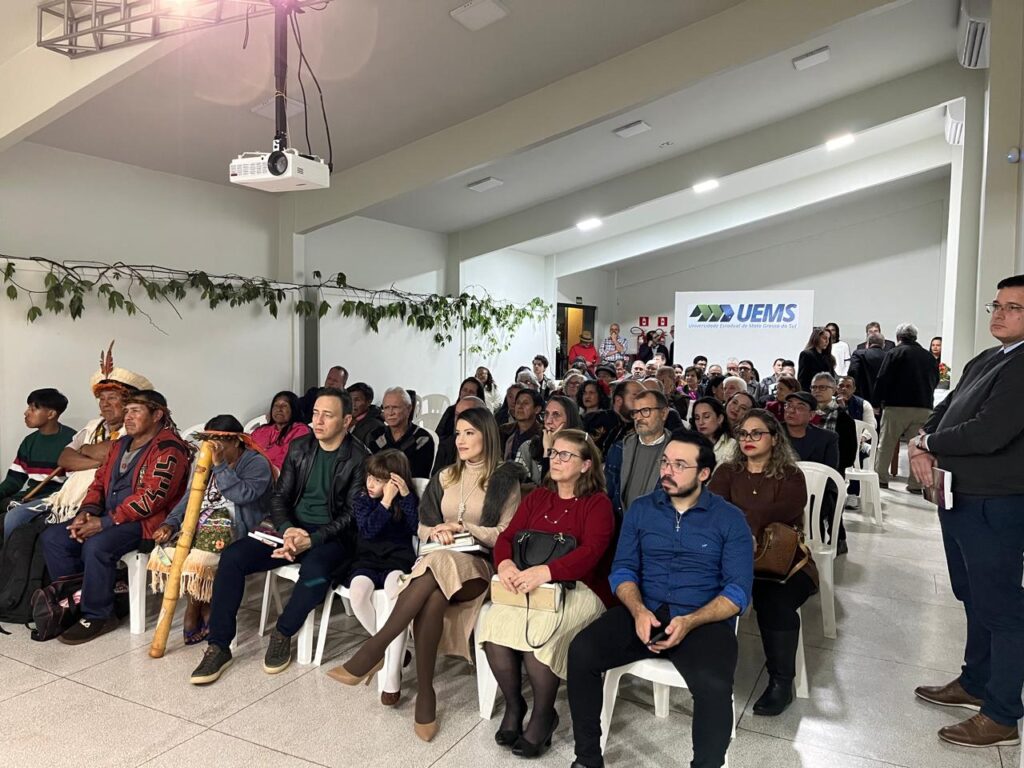 Lançamento de 'A Revolta da Natureza' reúne público em noite fria e reforça urgência da causa ambiental Lançamento de 'A Revolta da Natureza' reúne público em noite fria e reforça urgência da causa ambiental